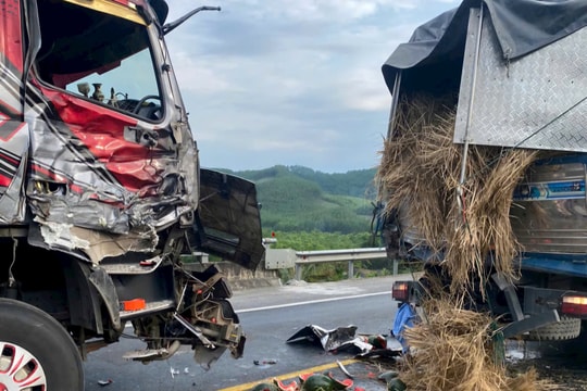 Tai nạn liên hoàn khiến 4 xe ô tô tải hư hỏng