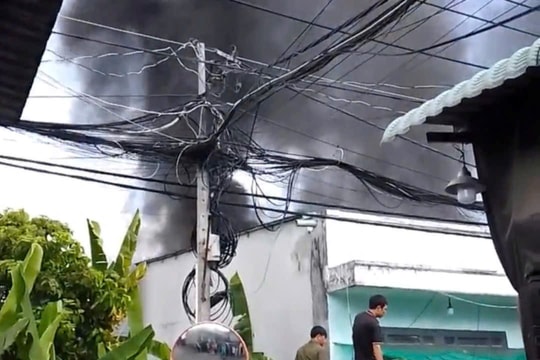 TP.HCM: Cháy lớn ở vựa ve chai trong hẻm