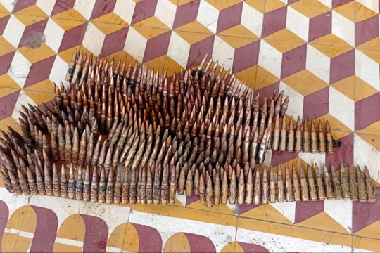 Phát hiện hai thùng đạn trong lúc đào móng nhà