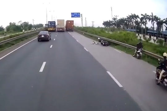 Xe container đi sai làn gây tai nạn thương tâm