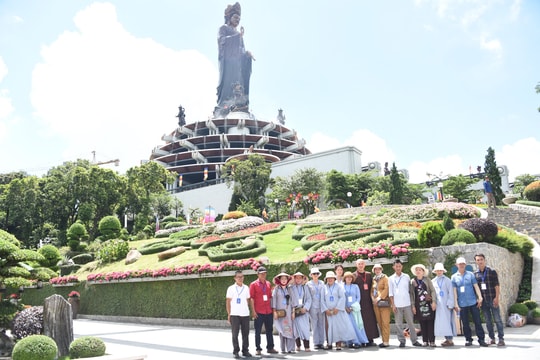 Người dân thập phương đổ về núi Bà Đen chiêm bái Xá lợi Đức Phật