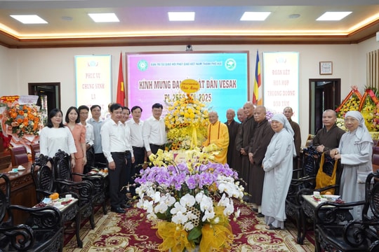 Công an TP Huế chúc mừng GHPGVN thành phố Huế nhân Đại lễ Phật đản 2025