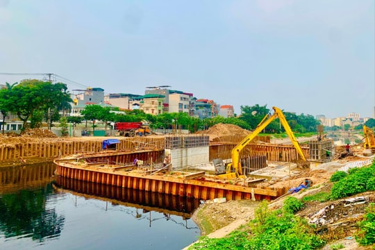 Cận cảnh đập dâng giữ nước đầu tiên trên sông Tô Lịch