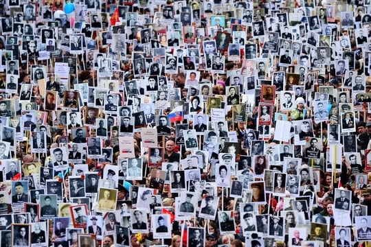 Hàng nghìn người tham gia diễu hành "Trung đoàn Bất tử" vào Ngày Chiến thắng