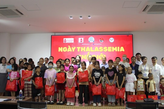 Trao tặng 100 phần quà đến bệnh nhân Thalassemia