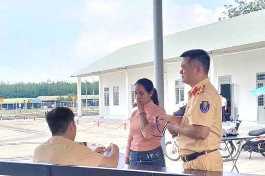 Công an tỉnh Kon Tum tổ chức kỳ sát hạch cấp giấy phép lái xe đầu tiên