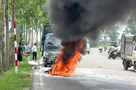 Xe máy bốc cháy, 1 người tử vong sau tai nạn giao thông