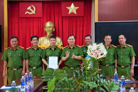 Khen thưởng tập thể Phòng CSHS vì nhanh chóng phá vụ án cô giáo bị sát hại