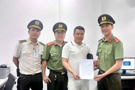 Tuần tra đêm, nhặt được của rơi trả lại cho người dân