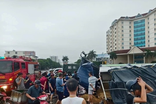 Xe tải “biến dạng” sau xa chạm, tài xế bị thương nặng