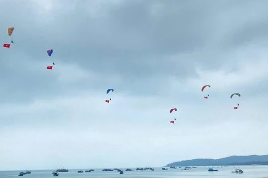 Trải nghiệm độc đáo với hoạt động bay dù lượn tại Cô Tô