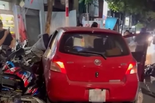 Công an Hà Nội thông tin ban đầu vụ tai nạn liên hoàn trên phố