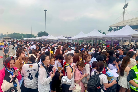 Dòng người xếp hàng xem đêm cuối concert 'Anh trai say hi'