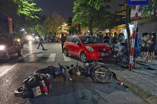 Hà Nội: Truy tìm tài xế ô tô tông liên tiếp 6 xe máy rồi bỏ đi