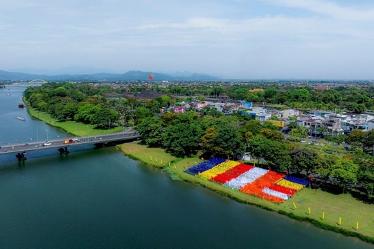 Cố đô Huế rực rỡ sắc màu trong đại lễ Phật đản Vesak 2025