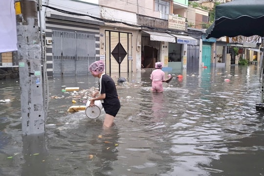 TP.HCM mưa lớn vào sáng sớm, đường ngập sâu, xe chết máy hàng loạt