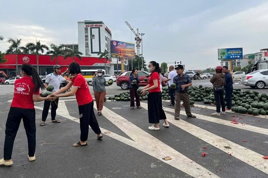 Hàng tấn dưa đổ sau tai nạn- người dân Nghệ An chung tay "giải cứu"