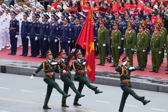 Hàng vạn người đội mưa xem diễu hành kỷ niệm Ngày giải phóng Hải Phòng