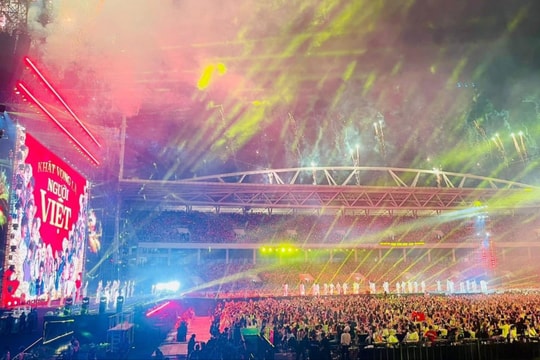 Dàn "Anh trai say hi" biểu diễn trong cơn mưa lớn tại sân vận động Mỹ Đình