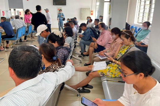 Người dân chen chân làm giấy tờ, chính quyền chạy đua thời gian