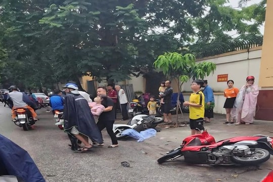 Ô tô tông 5 xe máy, nhiều người nhập viện