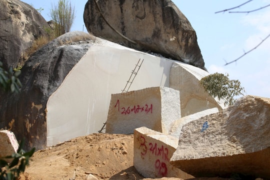 Bắt nhóm đối tượng khai thác đá trái phép trên núi Hòn Chà