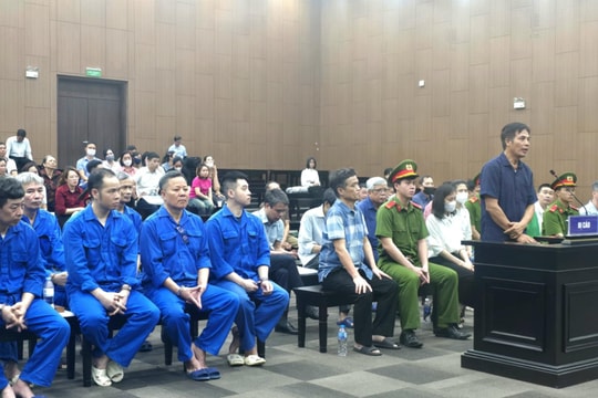 Cựu Thứ trưởng Nguyễn Linh Ngọc hầu tòa trong vụ buôn lậu đất hiếm