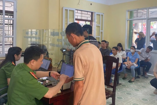 Thanh Hóa: "Xuyên đêm" hỗ trợ người dân kích hoạt định danh điện tử mức độ 2