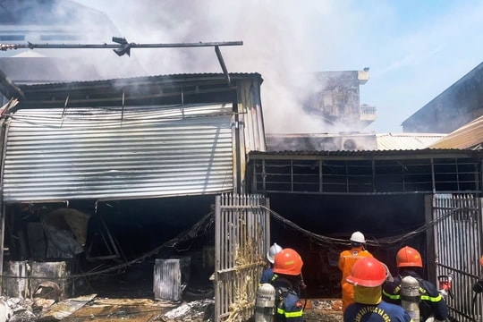 Cháy lớn thiêu rụi 3 căn nhà tại Thái Nguyên