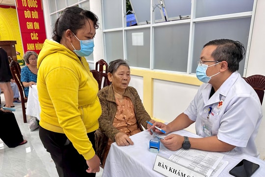 Khám bệnh, tặng quà cho hơn 300 hộ gia đình chính sách và 350 học sinh vùng biên giới Bình Phước