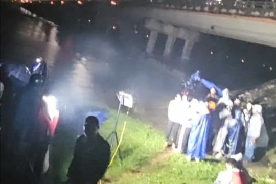 Thương tâm người mẹ trẻ ôm con nhỏ nhảy cầu