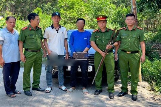 Tạm giữ đối tượng dùng rựa chém ô tô với lý do cản trở lối đi