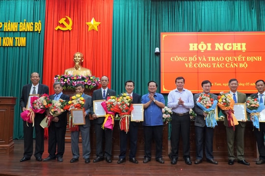 Kon Tum: Trao quyết định nghỉ hưu trước tuổi cho 8 cán bộ, lãnh đạo