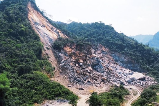 Tuyên Quang: Sập mỏ đá khiến nhiều phương tiện bị vùi lấp