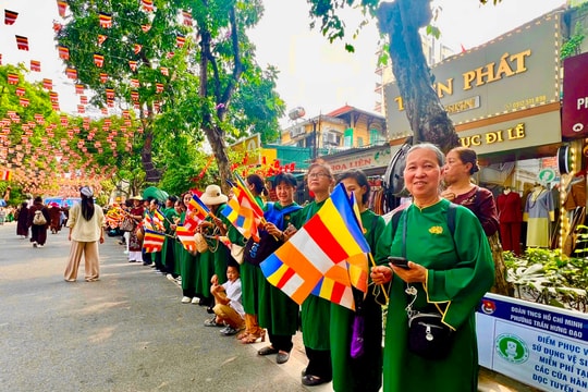 Hàng ngàn người chờ đợi chiêm bái xá lợi Đức Phật tại chùa Quán Sứ