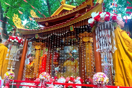 Cung rước xá lợi Đức Phật từ sân bay Nội Bài về tới chùa Quán Sứ