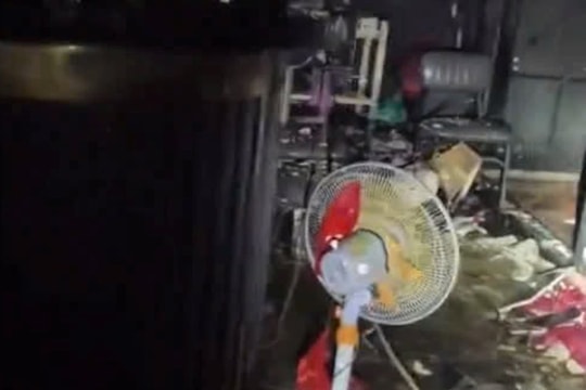 Cảnh sát giải cứu 4 người khỏi vụ cháy khách sạn ở TP.HCM