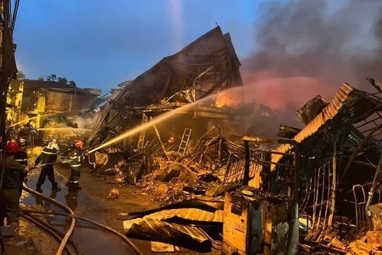 Kịp thời khống chế đám cháy nhà xưởng tại Tây Mỗ, Hà Nội