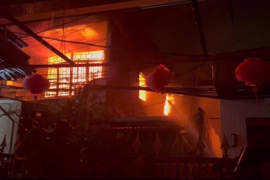 Lửa thiêu rụi cơ sở sản xuất nến trong đêm