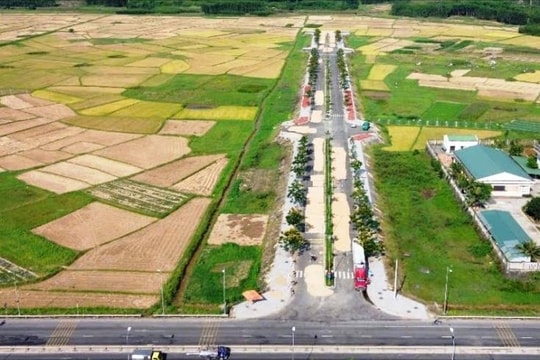 Quảng Ngãi: Đường đầu tư hàng chục tỷ đồng nối từ quốc lộ ra… cánh đồng