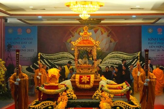 Hình ảnh dòng người từ sáng sớm về chùa Quán Sứ chiêm bái xá lợi Đức Phật