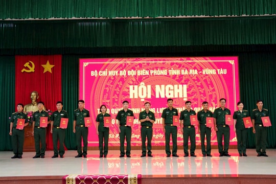 Trao quyết định nâng lương, thăng quân hàm cho quân nhân biên phòng