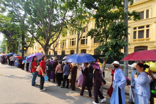 Chùa Quán Sứ mở cửa 24/24h để người dân đến chiêm bái xá lợi Đức Phật