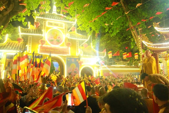 Trang nghiêm cung rước xá lợi Đức Phật quanh hồ Hoàn Kiếm