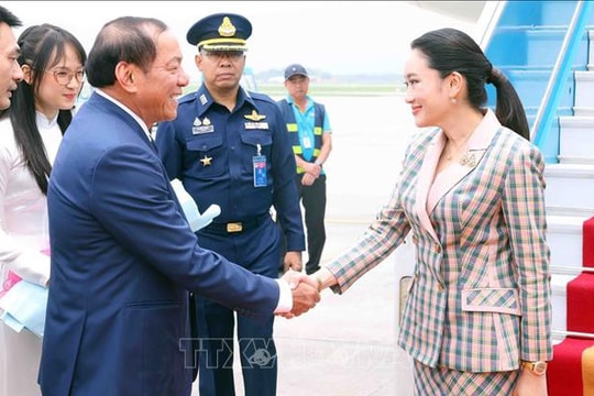 Thủ tướng Vương quốc Thái Lan bắt đầu thăm chính thức Việt Nam