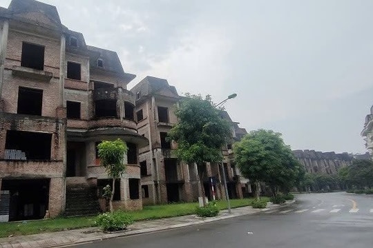 Biệt thự, nhà liền kề bị bỏ hoang, giá vẫn “trên trời”