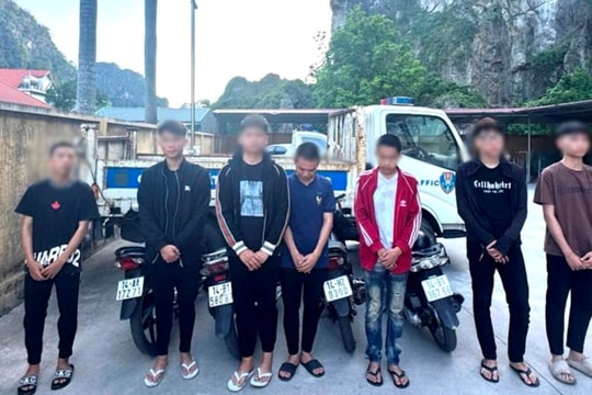 Chưa đủ tuổi lái xe mô tô, nhóm học sinh bị phạt gần 24 triệu đồng