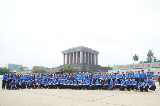 Tuổi trẻ Toà án nhân dân tối cao viếng Lăng Bác