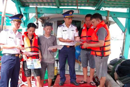 Tuyên truyền, phổ biến, giáo dục pháp luật cho bà con ngư dân