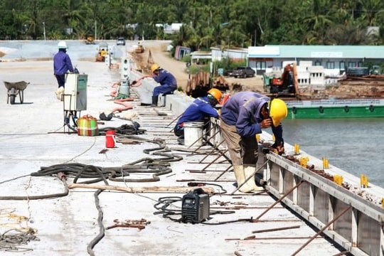 Nhiều người dân tháo dỡ hàng rào, tự ý vào công trường cầu Đại Ngãi